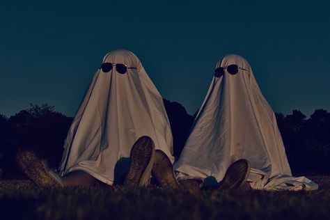 Ghost Couple Aesthetic, Music Aestethic, Ghost Funny, Sheet Ghost, Alien Aesthetic, Ghost Photography, Ghost Costume, Cute Laptop Wallpaper, Ghost Pictures