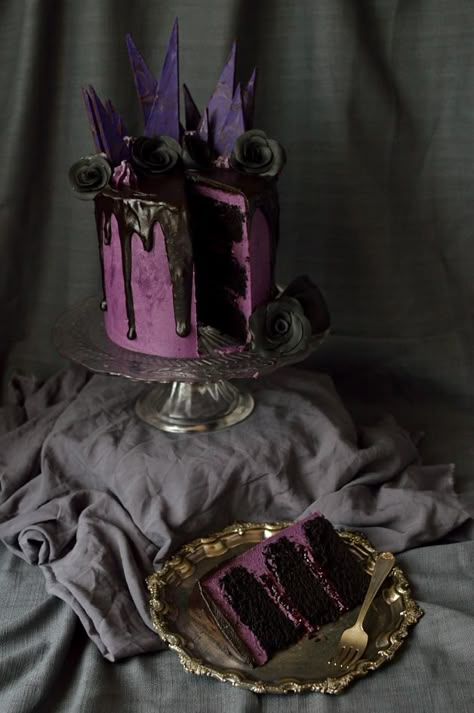 Chocolate Blackberry Cake, Gothic Birthday Cakes, Halloween Cake Recipes, Spooky Halloween Cakes, Halloween Sugar Cookies Decorated, Gothic Cake, Spooky Cake, Blackberry Cake, Halloween Cookies Decorated