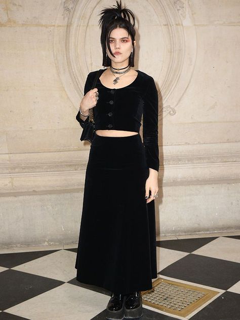 14 Women Who Have Always Been Rock Chicks Black Dress Winter Outfit, Rock Chick Hair, Rock Chick Style, Goth Outfit Ideas, Cool Women, Rocker Look, Long Skirt Outfits, Rock Chick, Joan Jett