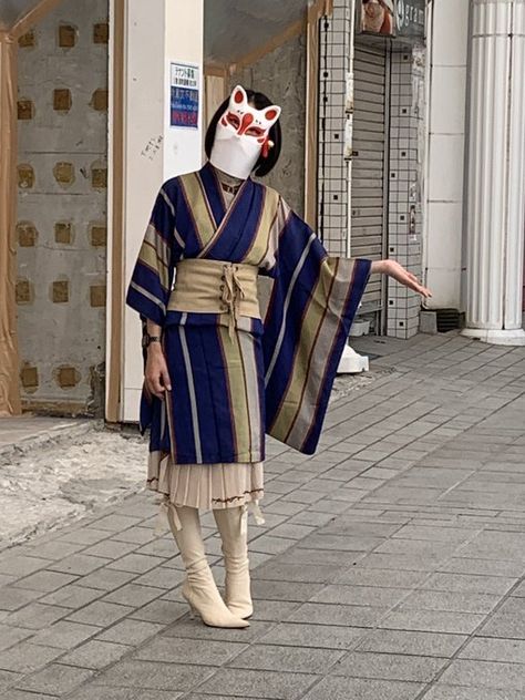 Modern Yukata Fashion, Japanese Street Fashion Kimono, Modernized Kimono, Modern Yukata, Casual Kimono Outfit, Modern Kimono Fashion Outfits, Tanuki Kimono, Modern Kimono Fashion, Modern Kimono Dress