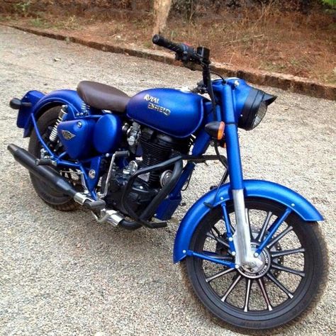 2015 Royal Enfield Classic 500 (India) Royal Enfield Blue, Royal Enfield Hd Wallpapers, Classic 350 Royal Enfield, Royal Enfield Wallpapers, V Logo Design, Royal Enfield India, Royal Enfield Himalayan, Royal Enfield Modified, Royal Enfield Accessories