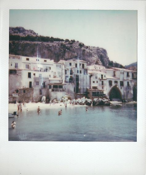 Old Film Pictures, Greece Polaroid, Polaroid 600 Pictures, Old Polaroid Pictures, Poloroid Film, Aesthetic Polaroid Pictures, Polaroid Board, Beach Polaroid, Water Aesthetics