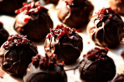 Red wine and dried cherry Red Wine Truffles, Wine Truffles, Recipes With Wine, Valentine Dessert, Valentines Recipes Desserts, Truffle Recipes, Chocolate Stores, Homemade Snickers, Snickers Bar