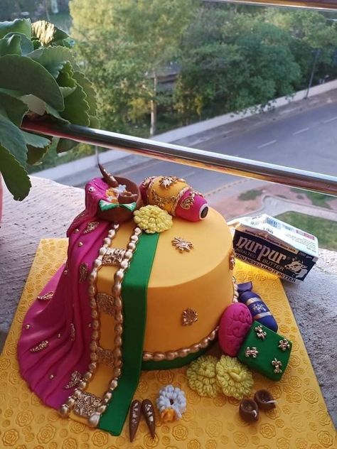 Cake For Mehendi Function, Mehndi Design Cake, Mehndi Cakes Ideas, Teej Theme Cakes, Mehandi Cake Design, Mehendi Food Ideas, Gaye Holud Cake Design, Mehndi Food Ideas, Haldi Cake Design For Bride