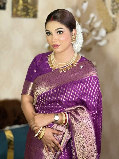 Purple Saree Look For Wedding, Purple Saree Look Traditional Wedding, Bride In Purple Saree, Bengali Wedding Guest Look, Jewellery On Purple Saree, Purple Wedding Saree For Transitional Season, Reception Saree Look, Bengali Bride Reception Look, Saree Photography