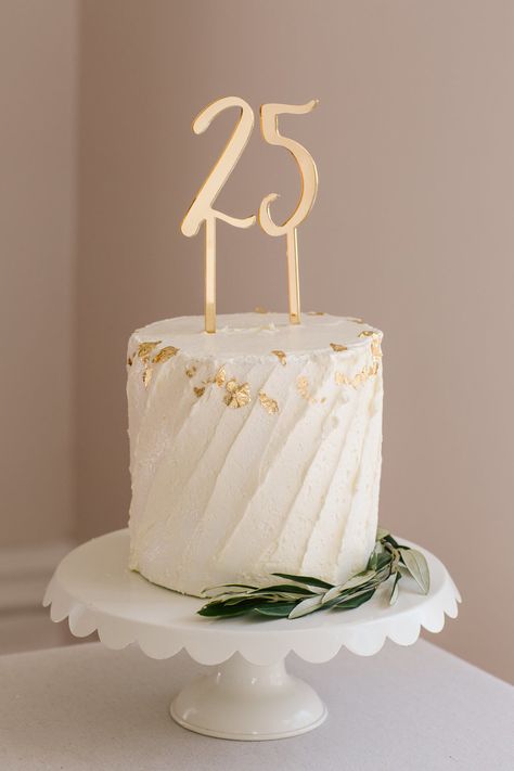 Simple Decor Cake, Classic Cake Designs Birthday, White Cake For Birthday, All White Cake Design, Unisex Cake Design, White And Gold Birthday Cakes For Women, White Cakes Ideas, Simple 30th Birthday Cake, Simple Elegant Cakes Birthday