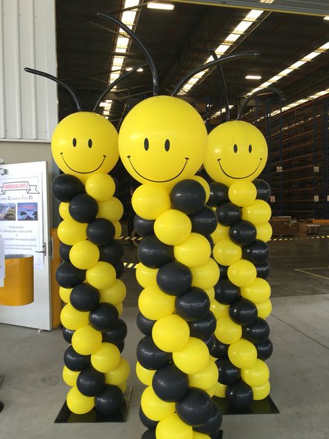 Caterpillar balloon columns black and yellow Black And Yellow Balloons Decoration, Black And Yellow Balloons, Spelling Bee Decorations, Emoji Decorations, Bee Themed Classroom, Balloon Tower, Bee Theme Party, Bee Birthday Party, Bee Baby Shower Theme