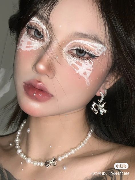 Halloween Makeup Butterfly, Eyeshadow Nails, Douyin Style, Ulzzang Cute, Weibo Girl, Makeup Ulzzang, Makeup Douyin, Chinese Social Media, Butterfly Makeup