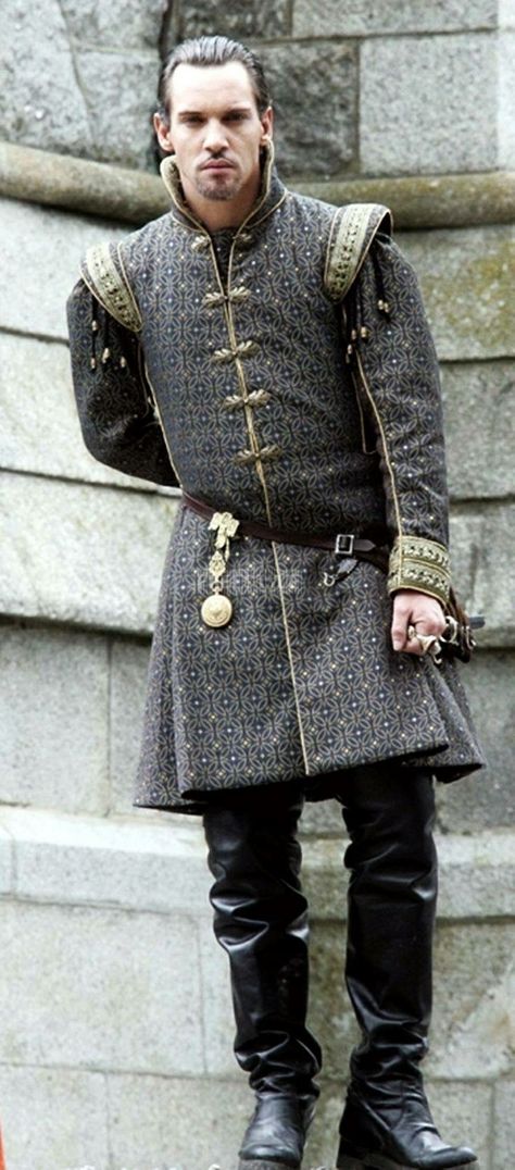 The Tudors King Henry played by Johnathan Rhys Meyers Mens Garb, Tudor Period, Tudor Fashion, Tudor Costumes, Tudor Era, The Tudors, Medieval Clothes, Jonathan Rhys Meyers, Logan Lerman