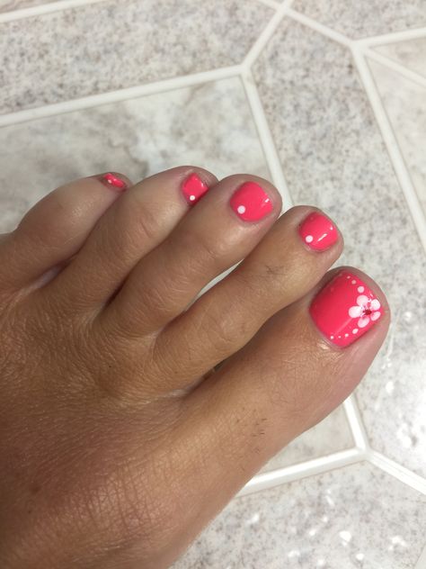 Toenail Flower Designs Simple, Pink Toenails Ideas, Toenail Summer Designs, Tropical Toenail Designs, Toe Nails Ideas Flowers, Pedicure Flower Designs Toenails, White Pedicure With Flower Design, Holiday Toenails Summer, Nail Art Designs For Toes