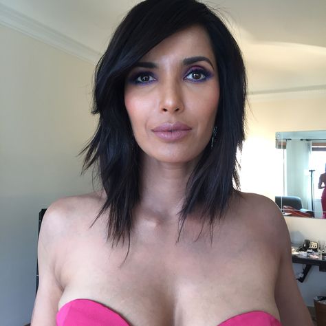 Padma Lakshmi debuted the coolest shaggy long bob with bangs at the 2017 Emmy awards. See the photos here. Shaggy Long Bob, Shaggy Lob, Long Bob With Bangs, Padma Lakshmi, Tousled Bob, Bob Haircut With Bangs, Bob Haircut For Fine Hair, Long Bob Haircuts, Side Swept Bangs