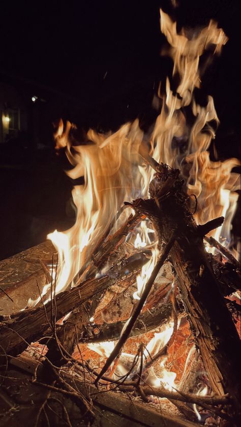 Bon Fire Pictures, Bonfires Aesthetic, Bonfire Aesthetic Friends, Bonfire Night Pictures, Fiery Aesthetic, Bonfire Aesthetic, Bone Fire, Pjo Characters, Bonfire Birthday