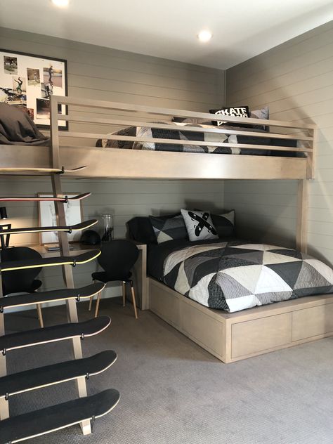 Bunk Beds Boys, Bunk Bed Rooms, Modern Bunk Beds, Bunk Beds Built In, Boys Bedroom Makeover, Desain Pantry, Built In Bunks, Bunk Rooms, Desain Furnitur Modern