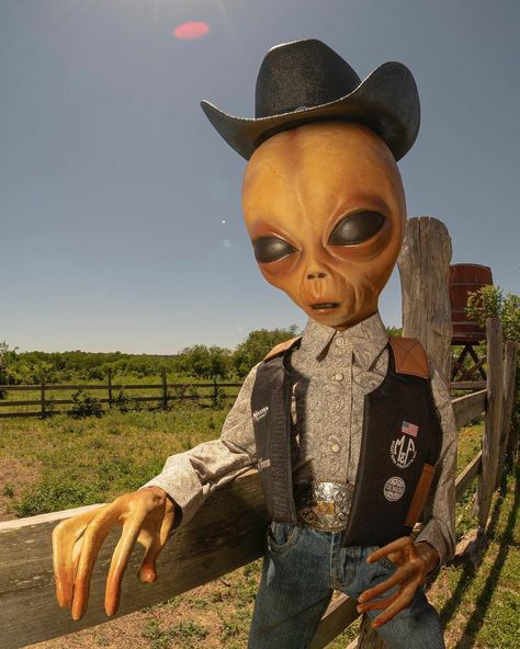 Cowboy Vs Aliens Party, Western Alien, Cowboy Barbie, Rebecca Core, Lil Mayo, Alien Cowboy, Alien Pictures, Cowboys & Aliens, Alien Party