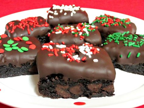 Chocolate Dipped Brownie Bites - Love to be in the Kitchen Dipped Brownies, Best Christmas Desserts, Brownie Bites, Chocolate Chip Cookie Dough, Strawberry Recipes, Chocolate Dipped, Best Chocolate, Chocolate Brownies, Eat Dessert