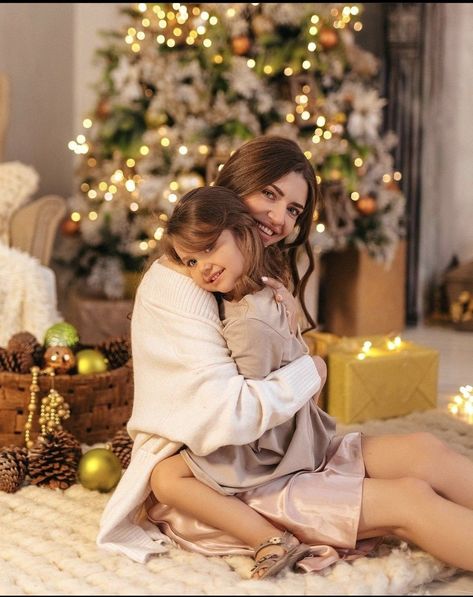 Mother Daughter Christmas Pictures, Christmas Tree Photoshoot Family, Christmas Family Photoshoot Ideas, Family Photoshoot Christmas, Christmas Photoshoot Ideas Family, Sibling Christmas Pictures, Family Christmas Photoshoot Ideas, Toddler Christmas Photos, Christmas Photoshoot Kids