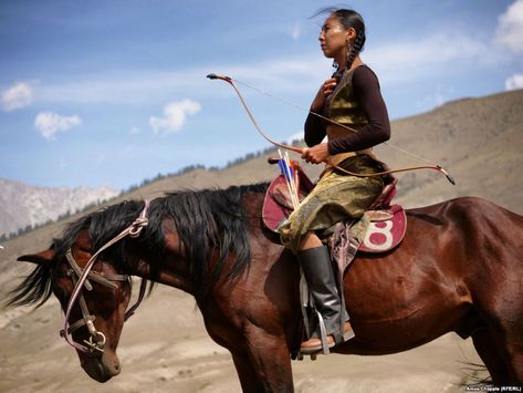 Archer On Horseback, Mongolian Archery, Horse Archery, Archery Women, Mounted Archery, Persian Women, Running Photos, Female Superhero, Traditional Archery