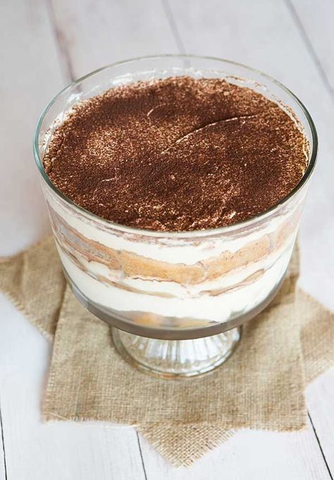 Easy Tiramisu Trifle - All the wonderful flavors of a classic tiramisu Tiramisu Bowl Recipe, Tiramisu Recipe Trifle, Pound Cake Trifle Recipes, Tiramisu Trifle Recipe, Tiramisu Trifle, Easy Tiramisu, Classic Tiramisu, Easy Tiramisu Recipe, Trifle Recipes