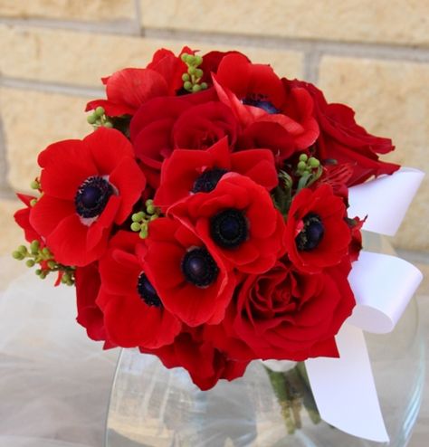 red bouquet with poppies and roses Cranberry Wedding, Red Inspiration, Poppy Bouquet, Red Anemone, Red Bouquet Wedding, Red Wedding Flowers, Red Bouquet, Prom Flowers, Diy Wedding Bouquet