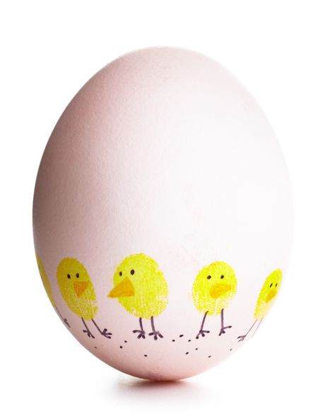 Using only your fingerprints and a bit of ink, you can create these cute chicks –– but don’t forget to add beaks and legs with a fine-tipped permanent marker. Easter Egg Projects, Easter Egg Art, Easter Egg Designs, Easter Egg Painting, Easter Eggs Diy, Easter Egg Crafts, Easter Inspiration, Egg Crafts, Egg Painting