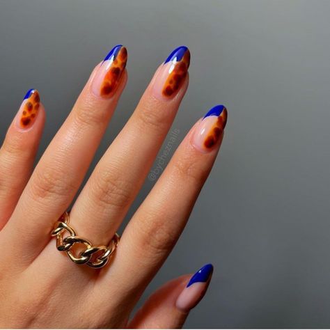 tortoiseshell and royal blue nails, half royal blue half tortoiseshell nails, royal blue nail art, summer nail art Tortoiseshell Nails, Modern Manicure, Royal Blue Nails Designs, Royal Blue And Orange, Fan Nails, Nails Unique, Blue Nail Art Designs, Royal Blue Nails, Blue Glitter Nails