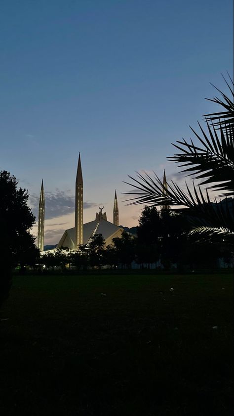 Mosque 🕌 Pakistan 🇵🇰 Islamabad Faisal Mosque Aesthetic, Islamabad Snaps, Islamabad Aesthetic, Monal Islamabad, Pakistan Vibes, Pakistan Landscape, Pakistan University, Pakistan Aesthetic, Faisal Mosque