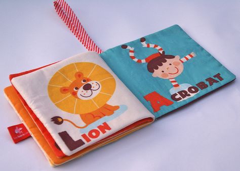 Cloth Books For Babies, Baby Diy Sewing, Baby Quiet Book, Cloth Book, Trendy Sewing Patterns, Diy Baby Clothes, Baby Fabric, Soft Book, Baby Diy