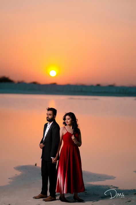 Sunset Pre Wedding Photography, Tail Gown, Haldi Photoshoot, Pre Wedding Videos, Pre Wedding Photoshoot Outfit, Photoshoot Outdoor, Engagement Photography Poses, Couple Wedding Dress, Pre Wedding Shoot Ideas