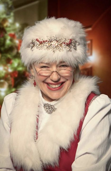 Mrs Claus Hat, Mrs Clause Costume For Women, Mrs Claus Hairstyle, Santa Claus Outfit Woman, Diy Mrs Claus Costume, Mrs Claus Makeup, Mrs Clause Costume, Christmas Reference, Mrs Santa Claus Costume