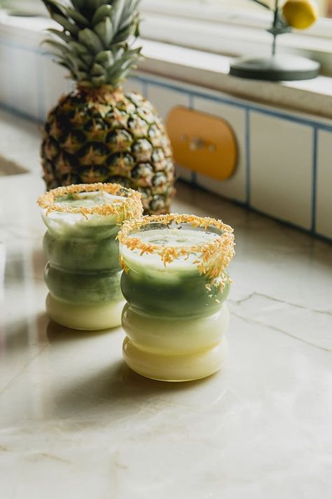 This matcha pina colada is an alcohol-free beverage that combines a matcha latte with a pineapple coconut milk! It’s the perfect summer drink that’s easily made at home. Mocktail Pina Colada, Alcoholic Smoothies, Wellness Cocktails, Freezer Desserts Recipes, Goddess Retreat, Freezer Desserts, Matcha Drinks, Nonalcoholic Drinks, Cafe Drinks