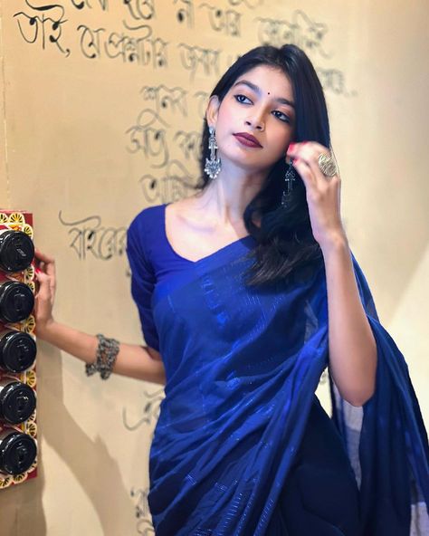 Sari Pic, Simple Indian Suits, Saree Pose, Simple Kurta Designs, Fancy Sarees Party Wear, Saree Poses, Casual Indian Fashion, Desi Fashion Casual, Saree Designs Party Wear