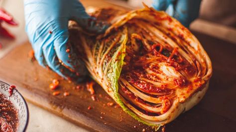 The Biggest Difference Between Sauerkraut And Kimchi Sources Of Probiotics, Fermented Kimchi, Lower Body Fat, Korean Side Dishes, Fermented Cabbage, Functional Food, Raw Vegetables, Soju, Fermented Foods