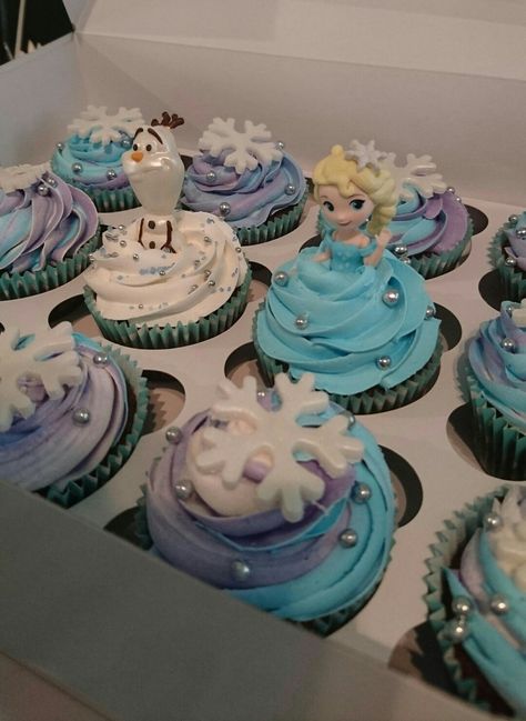 Elsa Frozen Cupcakes, Elsa Birthday Cupcakes, Elsa Cupcakes Ideas, Frozen Birthday Cupcake Ideas, Frozen Cake And Cupcakes, Frozen Cupcake Ideas, Frozen Themed Birthday Cupcakes, Frozen Cupcakes Birthday, Frozen Themed Cupcakes