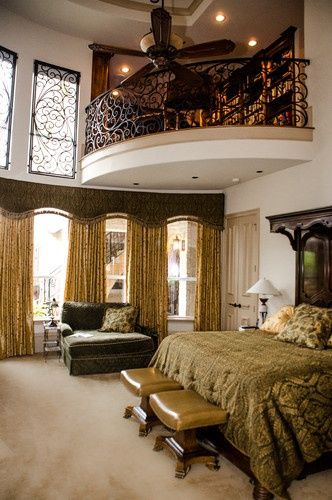 Mediterranean bedroom with an indoor balcony Balcony Closet, Mediterranean Bedroom Design, Mediterranean Bedroom, Bedroom With Balcony, Huge Bedrooms, Interior Balcony, Indoor Balcony, Large Bed, Golden Border