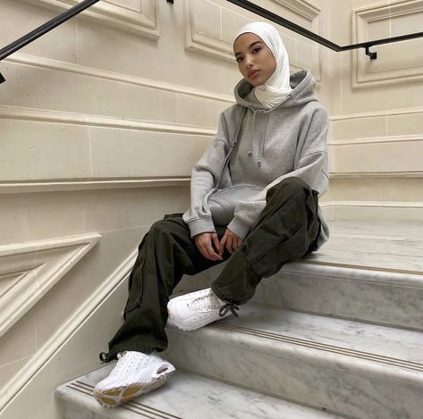 Hijabi Winter Fits, Hoodie Hijab Outfit, Casual Cargo Pants Outfit, Fits With Cargo Pants, Cargo Pants Outfit Hijab, Hijabi Casual, Hijabi Winter, Hijabi Streetwear, Dress Boots Outfit