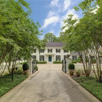 A Stanley Dixon and Phoebe Howard Designed Home for Sale in Atlanta - The Glam Pad Dan Carithers, Clary Bosbyshell, Danielle Rollins, English Antique Furniture, Glam Pad, Suzanne Kasler, Buckhead Atlanta, French Style Homes, Georgia Homes