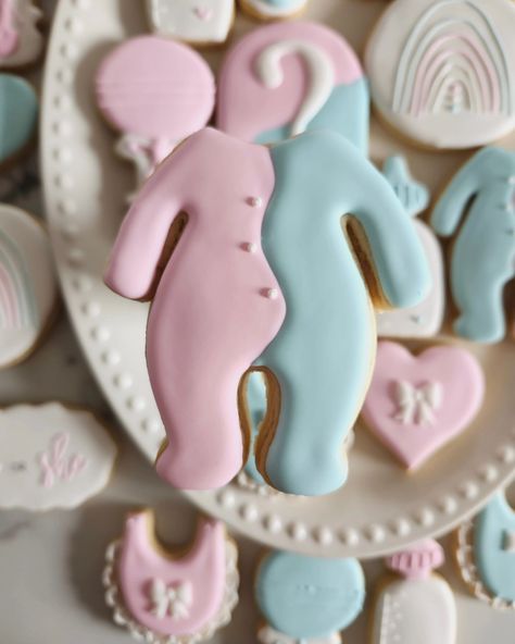 Gender Reveal Sugar Cookies 💖🩵 What an honor that I get to make these kinds of cookies. I'm so grateful for all the orders I've received lately 🥰 love coming up with new designs and seeing them come to life. • #cookie #cookies #decoratedcookies #cookiesofinstagram #cookiehack #cookietip #cookiedecorating #satisfying #satisfyingreel #cookier #newcolors #thisweekscolors #jdsugarcookies #babyboy #boy #babygirl #girl #genderreveal #genderrevealcookies #blue #pink #boyorgirl Gender Reveal Sugar Cookies, Golf Gender Reveal, Simple Gender Reveal, Gender Reveal Cookies, Cupcake Decorating Tips, Royal Iced Cookies, Cookie Hacks, Kinds Of Cookies, Baby Cookies