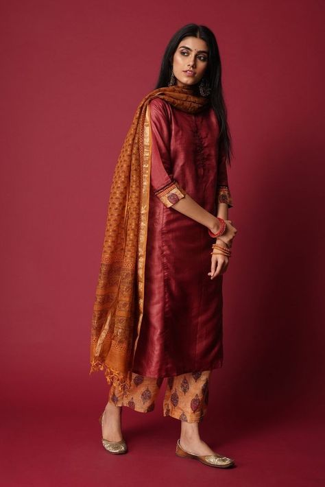 Mustard Kota Silk Dupatta.
Exhibiting a gorgeous mélange of small buti and stripe prints, the Gulzar Sanaz Dupatta is hand block-printed with finesse. Constructed of soft Mul fabric, this Dupatta goes perfectly with the Gulzar Sanaz Kurta. Silk Kurti Designs, Indian Kurti Designs, Indian Designer Suits, Simple Kurta Designs, Simple Kurti Designs, Long Kurti Designs, Casual Indian Fashion, Kurti Set, Kurta Neck Design