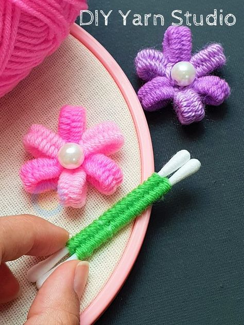 Wool Flowers How To Make, Flower Making Ideas, Woolen Flower Making, Flower Making Tutorial, Embroidery Floss Crafts, Knitted Flower Pattern, Thrifty Crafts, Yarn Flower, Flower Fall