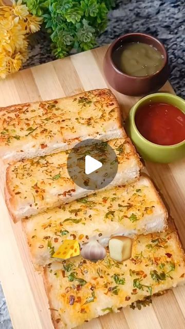 Cheese Garlic Bread Recipe, Best Garlic Bread Recipe, Garlic Bread At Home, Sandwich Recipes Indian, Cheese Garlic Bread, Indian Cheese, Tea Sandwiches Recipes, Chicken Biryani Recipe, Happiness Motivation