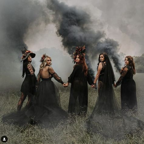 Salem Witch Photoshoot, Dark Spooky Photoshoot, Sister Witch Photoshoot, Friend Group Pictures Halloween, Witch Costume Photoshoot, Witch Inspired Photoshoot, Witchy Friend Photoshoot, Witch Aesthetic Party, Coven Photoshoot Ideas