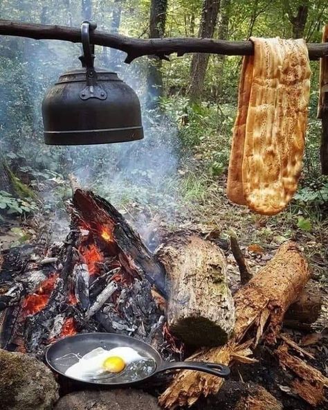 Camping Photography, Camping Aesthetic, Bushcraft Camping, Fire Cooking, Campfire Cooking, Open Fire, Survival Food, Camp Cooking, Outdoor Wood