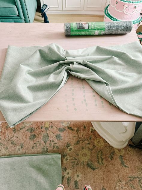 How to make a giant bow out of fabric. For a tree topper, for a wreath, or extra large gift bows or big presents. I'm using my huge for outside a house. Tutorial for making this with chicken wire Make Large Bow, How To Make Giant Bow, Giant Bow Tutorial, How To Make A Giant Bow, Diy Large Bow, Giant Bow Diy, Large Bow Diy, Diy Giant Bow, Diy Big Bow