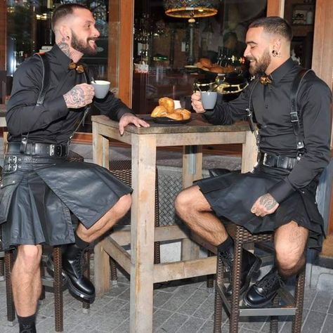 Gay Belgique cuir Scotish Men, Boys Wearing Skirts, Modern Kilts, Men Wearing Skirts, Scottish Man, Leather Kilt, Kilt Outfits, Men In Kilts, Kilt