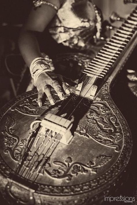 lin. on Twitter: "we have so much diversity in music. the sitar, veena, tabla, sarangi you name it. countless number of instruments and an equally innumerable genre of music. trust me, NO ONE'S coming close to us https://t.co/zb0O3wsz1Y" Sitar Instrument, Indian Instruments, Hindustani Classical Music, Indian Musical Instruments, South Asian Aesthetic, Newspaper Crafts Diy, Indian Classical Music, Indian Music, Edm Music