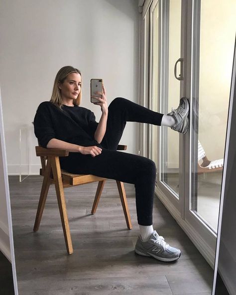 Gray Sneaker Outfits Women, New Balance 990 V5 Outfit, Grey Sneakers Outfit, Black Summer Outfits, Zapatillas New Balance, Grey New Balance, Sneaker Outfits Women, New Balance Outfit, Grey Trainers