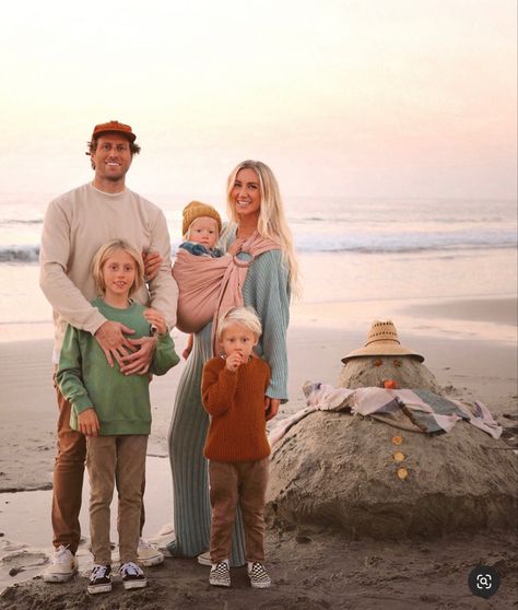 Casual Neutral Family Picture Outfits, Aesthetic Family Picture, Crazy Family Aesthetic, Three Kids Aesthetic, Beach Mom Aesthetic, Casual Beach Family Photos, Crunchy Mom Aesthetic, Coordinating Family Outfits, Modern Family Photos