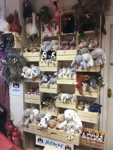 Stuffed Animal Retail Display, Soft Toy Display Ideas, Stuffed Animal Display Ideas Retail, Jellycat Display Ideas, Jellycat Display, Plushie Display, Toy Shop Display, Stuffed Animal Displays, Animal Shop