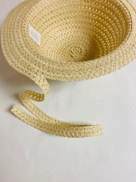 Easy Sun Hat Wicker Vase | Hometalk Diy Wicker Basket, Straw Hat Crafts, Reed Basket, Boho Store, Planter Diy, Rope Baskets, Tree Craft, Pot Cover, Diy Basket