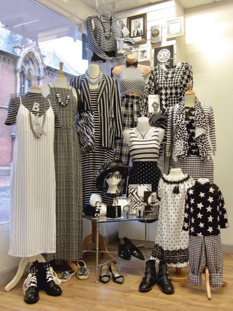 Charity Shop Display Ideas, Window Display Ideas, Boutique Window Displays, Fashion Window Display, Store Front Windows, Window Display Retail, Clothing Store Displays, Fashion Displays, Visual Merchandising Displays